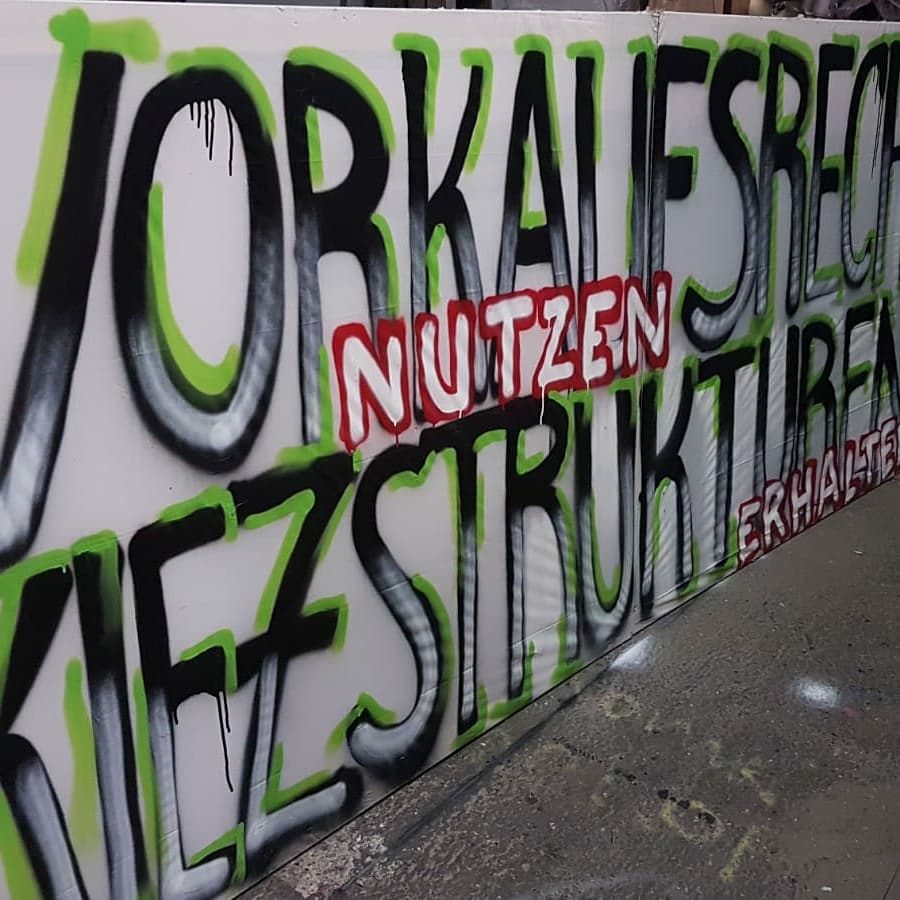else74bleibt's tweet photo. #else74bleibt: wir haben bereits die ersten Banner gemalt, eins hängt schon! #wirbleibenalle! https://t.co/uZo1Re0jib