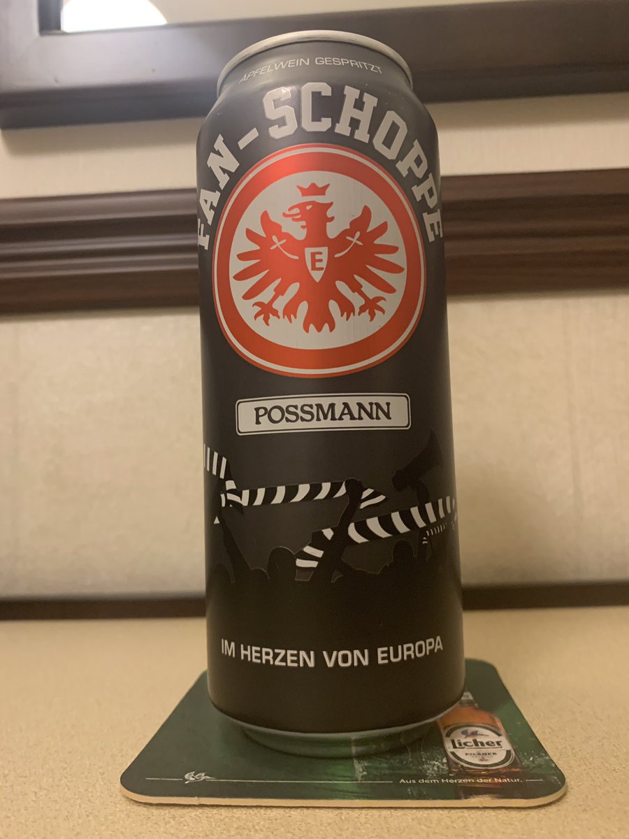 beer_telling's tweet photo. 仕事で数日フランクフルト。
フランクフルト近辺はapfelweinという所謂ハードサイダーが有名。今日はサイダリーの #Possmann が出すFan-Schoppe。
ラベルのマークは地元のサッカーチーム、アイントラハトのマーク。そう、これはサッカーファンに捧げるアップルワインなのだ!
#クラフトサイダー https://t.co/Q0oSVSUTGr
