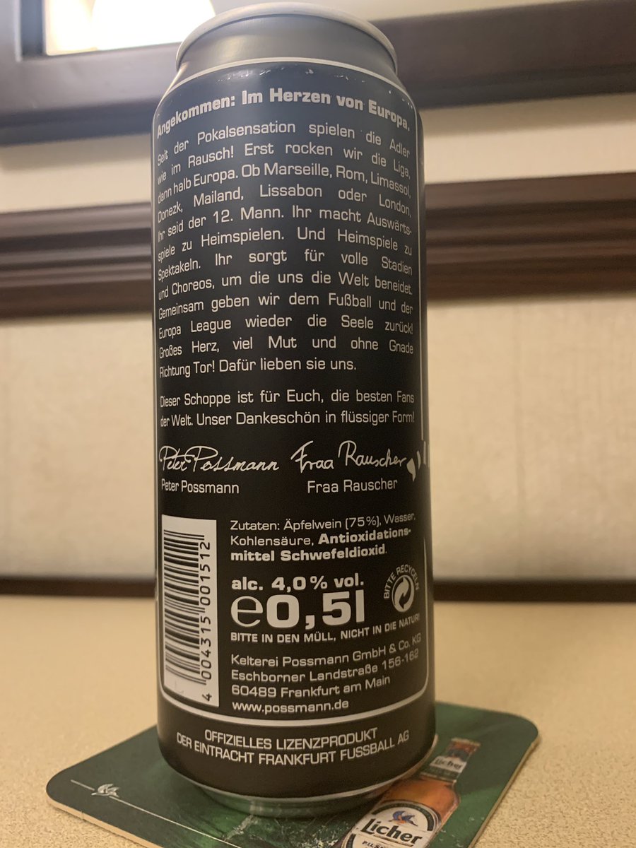 beer_telling's tweet photo. 仕事で数日フランクフルト。
フランクフルト近辺はapfelweinという所謂ハードサイダーが有名。今日はサイダリーの #Possmann が出すFan-Schoppe。
ラベルのマークは地元のサッカーチーム、アイントラハトのマーク。そう、これはサッカーファンに捧げるアップルワインなのだ!
#クラフトサイダー https://t.co/Q0oSVSUTGr