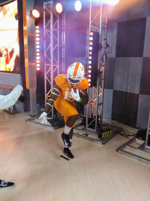 DavidGardnerJr3's tweet photo. Thank you @Vol_Football for having me I enjoyed the visit #GBO 🟠⚪️ @YellowhammerFB @TigerMinor @GrindLab @DexPreps @AlabamaRecruit4 @AL6AFootball @PlayBookAthlete https://t.co/0A6gulowHy