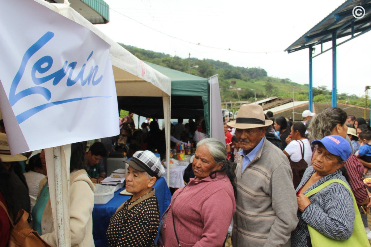Presidencia_Ec's tweet photo. LOJA | Los habitantes de la parroquia Cruzpamba, en Celica, recibieron la visita de las #BrigadasTodaUnaVida. Hoy se firmaron convenios, se entregaron créditos y los habitantes del sector fueron también atendidos en salud, odontología y otros servicios. https://t.co/ZRD7iGAyca