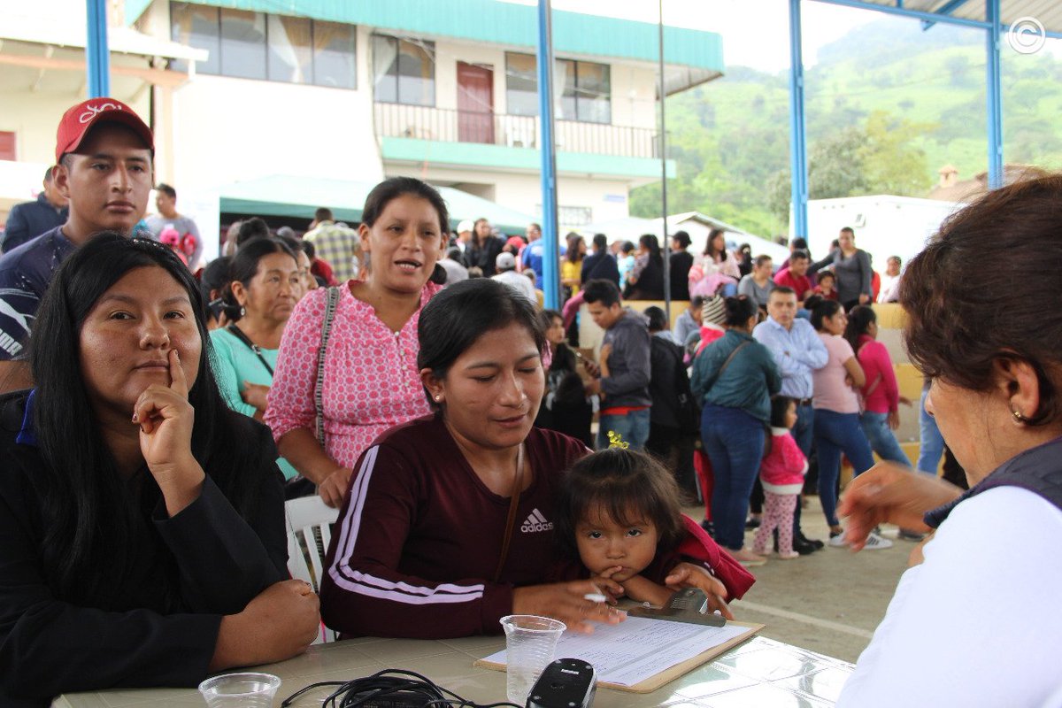 Presidencia_Ec's tweet photo. LOJA | Los habitantes de la parroquia Cruzpamba, en Celica, recibieron la visita de las #BrigadasTodaUnaVida. Hoy se firmaron convenios, se entregaron créditos y los habitantes del sector fueron también atendidos en salud, odontología y otros servicios. https://t.co/ZRD7iGAyca