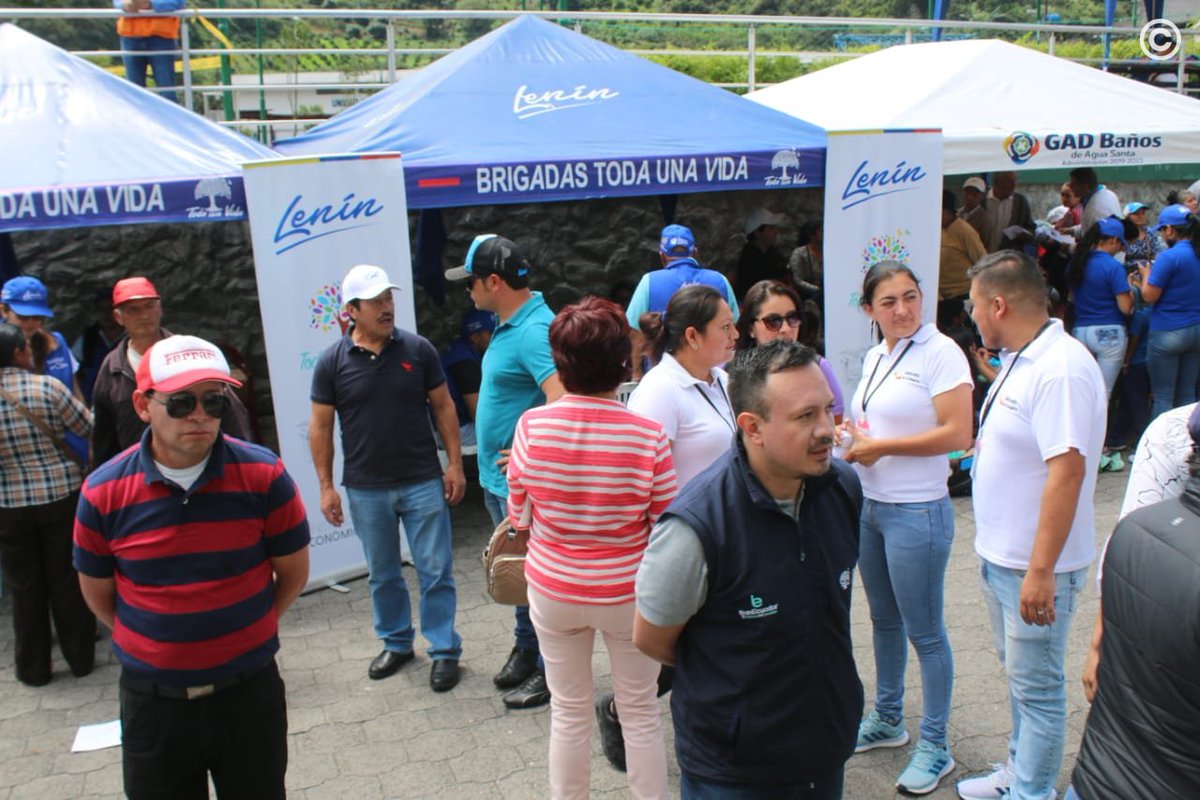 Presidencia_Ec's tweet photo. TUNGURAHUA | En Baños de Agua Santa, las #BrigadasTodaUnaVida atendieron a los habitantes de la parroquia Ulba con créditos productivos, cedulación, salud, inclusión social, programas de vivienda, planes de telefonía y más. https://t.co/Xf0fmCnrZZ