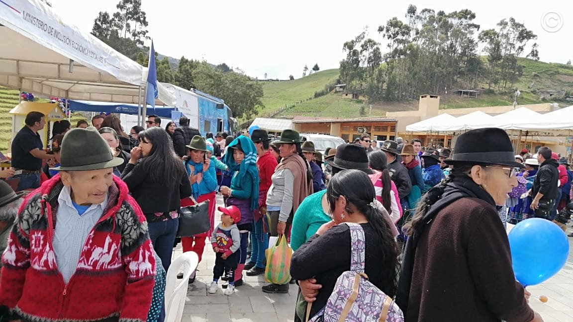 Presidencia_Ec's tweet photo. CAÑAR | En la parroquia Ingapirca, junto a @juanfervelasco, las #BrigadasTodaUnaVida atendieron a personas con discapacidad, adultas mayores en pobreza y extrema pobreza, niños, niñas y ciudadanía en general. #ElGobiernoDeTodos vela por el bienestar de los más vulnerables. https://t.co/OFYwmcwXfE