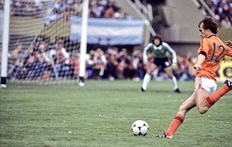 ubaldofillol's tweet photo. Falleció Rob Resenbrick, jugador holandés finalista del Mundial 1978. 
Mis respetos y saludos a toda su familia. https://t.co/QyQ7wzVzvK