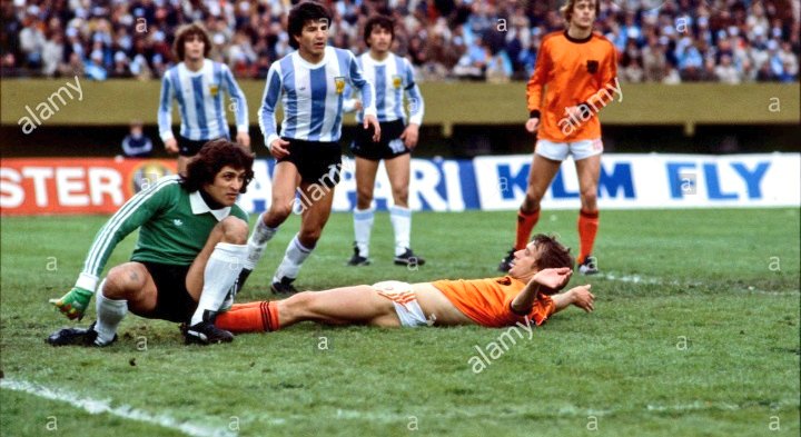 ubaldofillol's tweet photo. Falleció Rob Resenbrick, jugador holandés finalista del Mundial 1978. 
Mis respetos y saludos a toda su familia. https://t.co/QyQ7wzVzvK