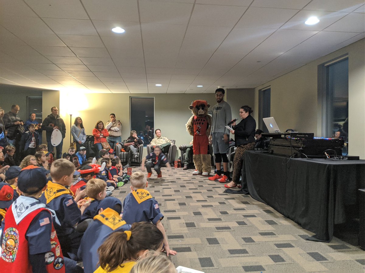 windycitybulls's tweet photo. We'd say Gus had a great start to his birthday! He a got cake to share with his friends. He got to hang out with the Boy and Girl Scouts. He even had some friends stop by and sign autographs with him. 

#HappyBirthdayGus #WindyCityNation https://t.co/IHpmXP83oq