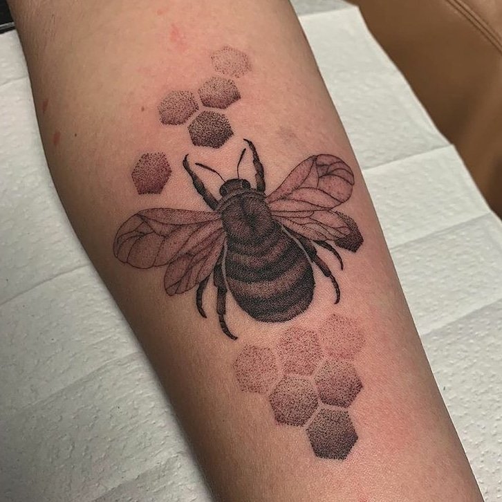 Hyenatattoos's tweet photo. Bee by @dolphintattoos
#bee #beetattoo #geometry #shading #lineworkandshading #blackandgray #blackworktattoo #realistictattoo #hyenatattoos https://t.co/DRj71ZbVmJ
