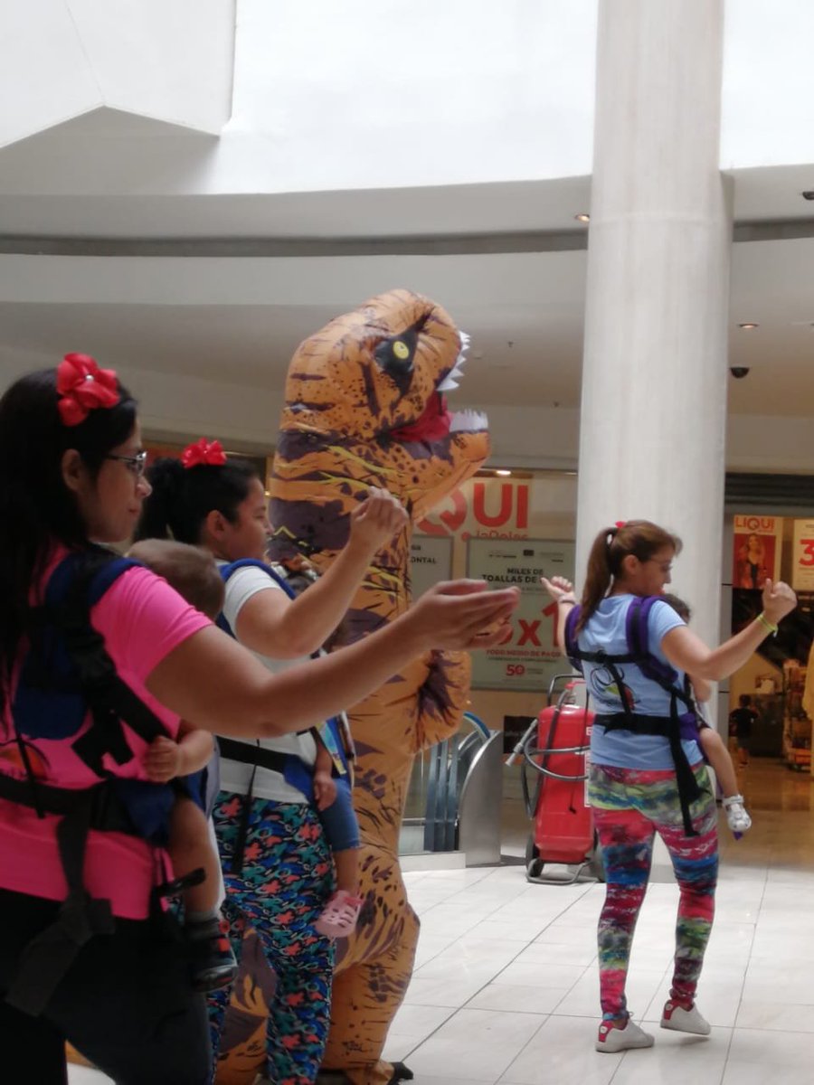 kangudanza's tweet photo. Hoy bailamos!!!! 💃💃 La pasamos increible, bailar con nuestros hijos pegaditos es algo maravilloso y hoy lo hicimos en el #MallplazaIqq.
Invitamos a mujeres, madres, familias enteras a participar de nuestra tribu y vivir esta experiencia.
#Iquique #Porteoseguro #Amosermamá https://t.co/YODGIDasqy