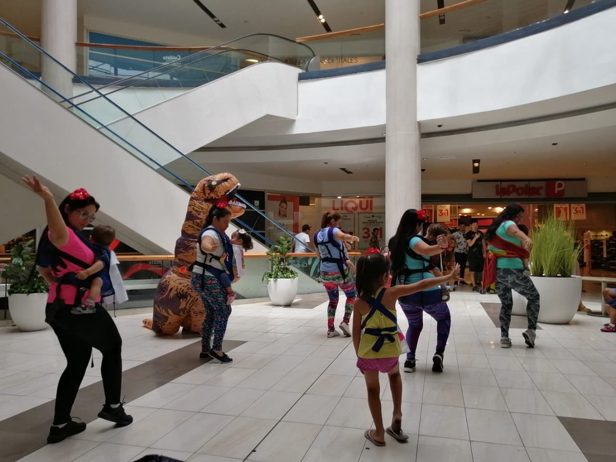 kangudanza's tweet photo. Hoy bailamos!!!! 💃💃 La pasamos increible, bailar con nuestros hijos pegaditos es algo maravilloso y hoy lo hicimos en el #MallplazaIqq.
Invitamos a mujeres, madres, familias enteras a participar de nuestra tribu y vivir esta experiencia.
#Iquique #Porteoseguro #Amosermamá https://t.co/YODGIDasqy