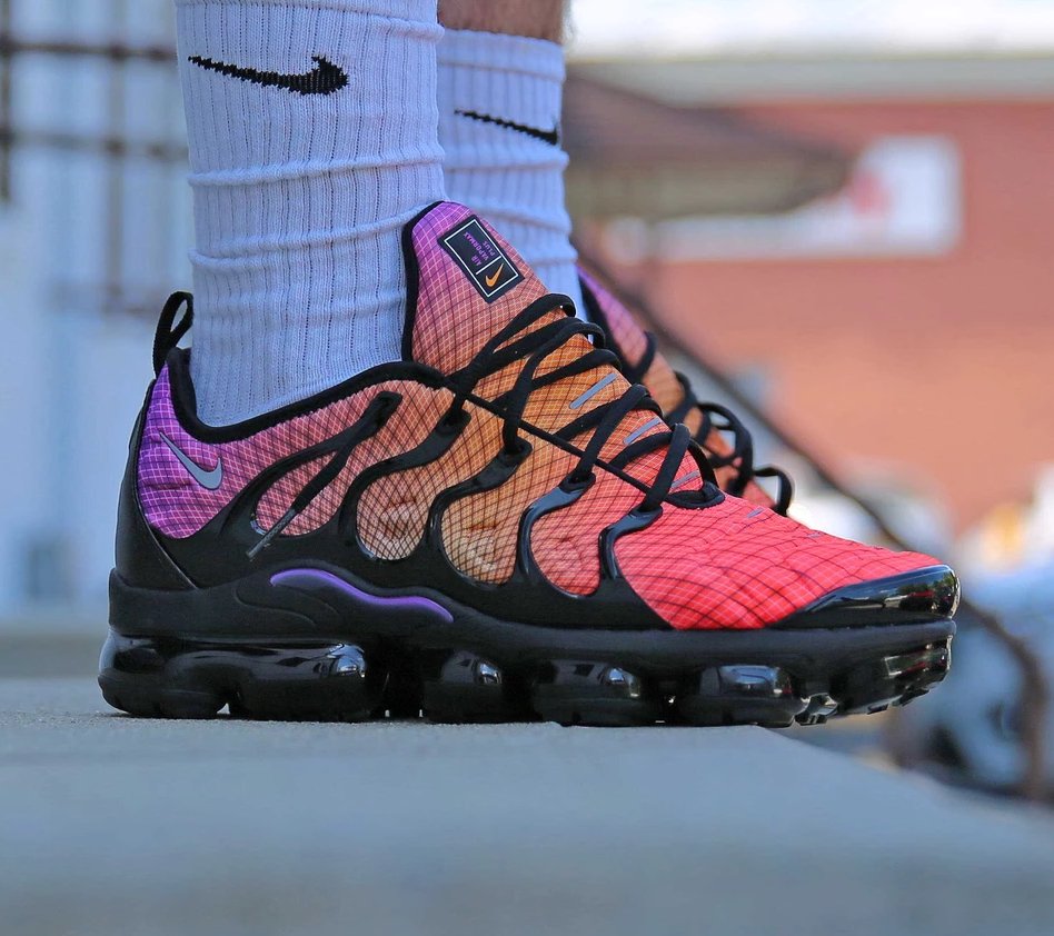 nike vapormax bright crimson