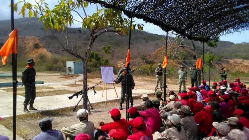 ConElMazoDando's tweet image. Milicianos se adiestran en defensa de la Patria mazo4f.com/211776  #YankeeGoHome