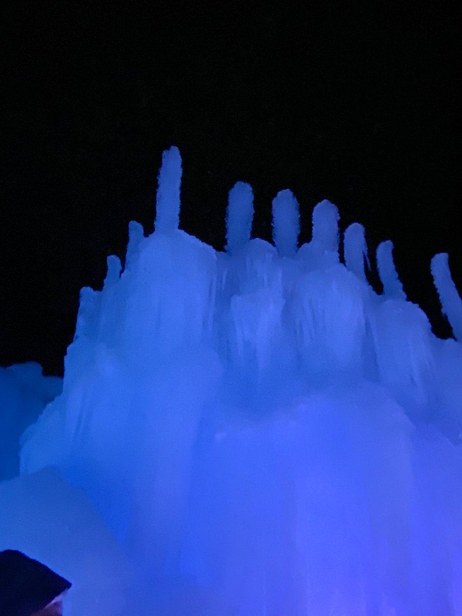 jamielealeroux's tweet photo. Gorgeous night (minus the light rain) to see the @IceCastles in Woodstock, NH!  #elsa #elsawouldapprove https://t.co/J4LIgKesLo