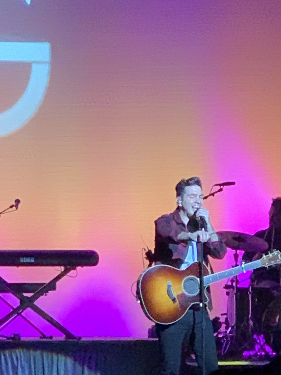 dianneauger's tweet photo. ⁦@HartfordHealthC⁩ Black and Red ⁦@andygrammer⁩ thanks for an amazing show, visiting patients  and helping to raise funds- you are one special guy!!! Your mother is smiling down on you ❤️ https://t.co/wgo16HQ7aF
