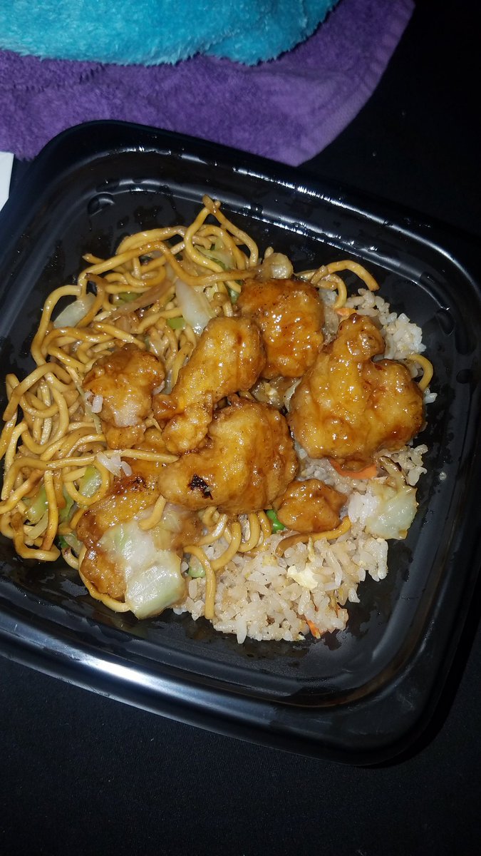 Domobeatsitup's tweet photo. @PandaExpress I ordered a bowl today, this is the amount of orange chicken I got. Is this standard or did something go wrong? https://t.co/xQbJUnZjrP