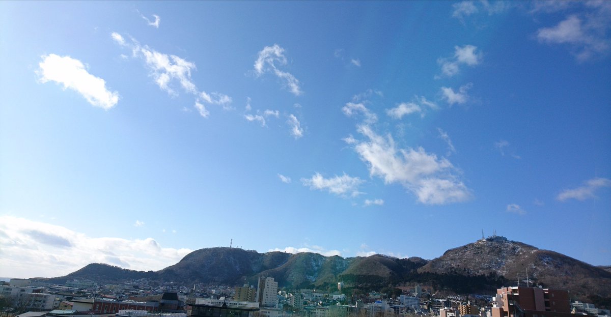 chocolatstaff's tweet photo. 1月26日AM10:30 晴れ 最高気温1℃

今日は快晴です❗
風も弱く、良い休日となりそうですね🎵

早いもので1月も残りあと1週間を切りました。
真っ暗に���るのも遅くなってきたように感じます。

今日の函館、日の入りは16:44です。

#ホテルショコラ函館
#函館
#写真
#ハコフォト
#山
#海
#空
#雲
#夜景 https://t.co/h56bB2tVzH