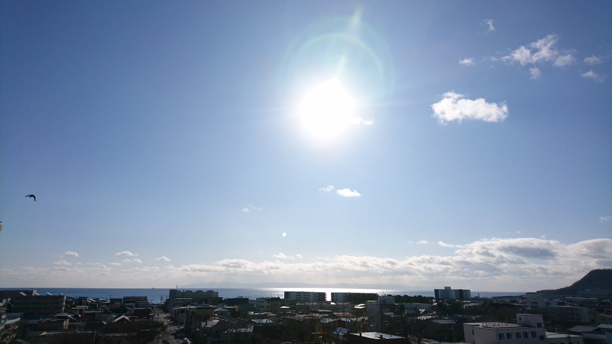 chocolatstaff's tweet photo. 1月26日AM10:30 晴れ 最高気温1℃

今日は快晴です❗
風も弱く、良い休日となりそうですね🎵

早いもので1月も残りあと1週間を切りました。
真っ暗に���るのも遅くなってきたように感じます。

今日の函館、日の入りは16:44です。

#ホテルショコラ函館
#函館
#写真
#ハコフォト
#山
#海
#空
#雲
#夜景 https://t.co/h56bB2tVzH