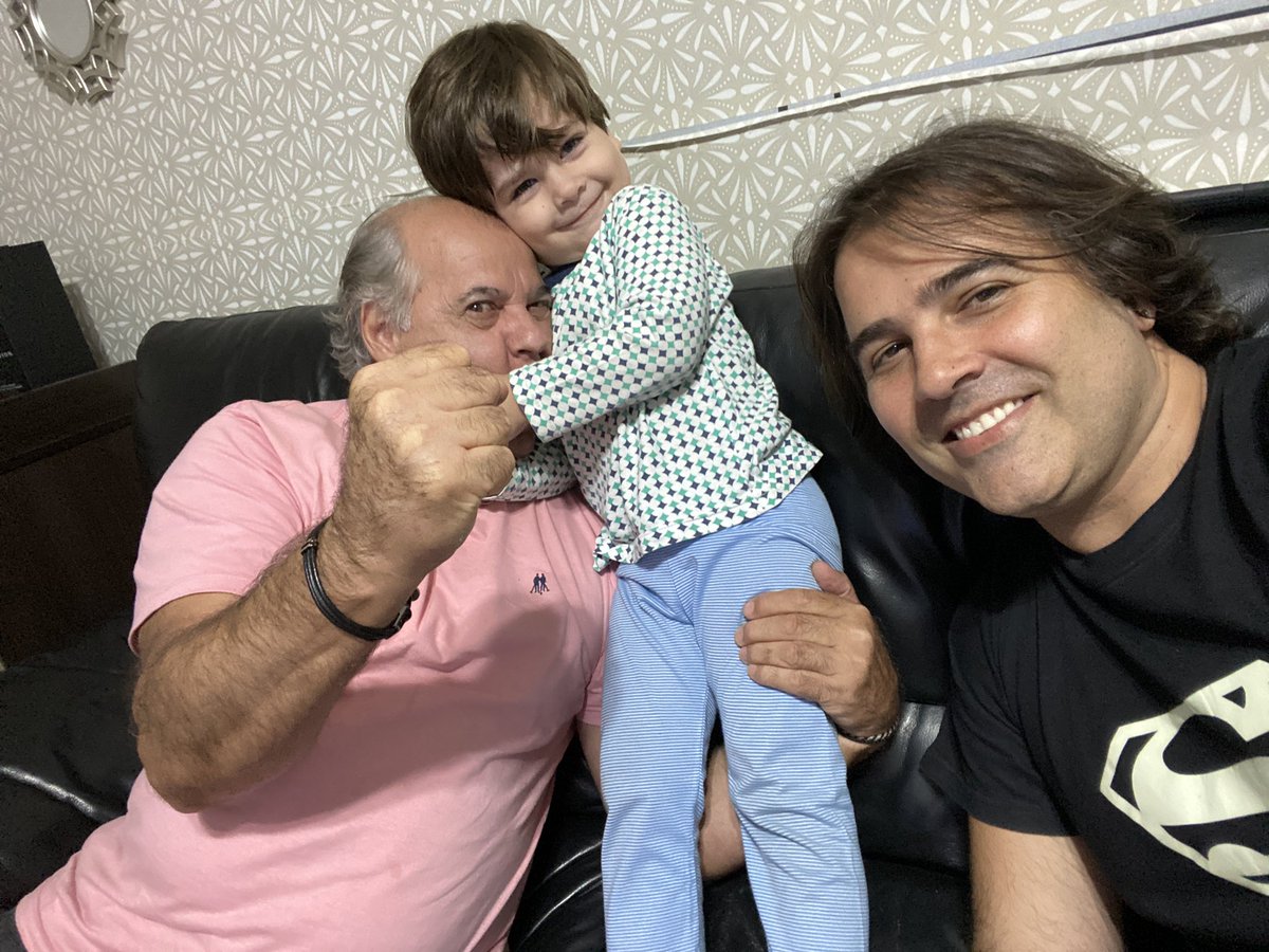 Juliorua's tweet photo. Família Rua acompanhando #UFCnocombate https://t.co/FzXD2DUVzh
