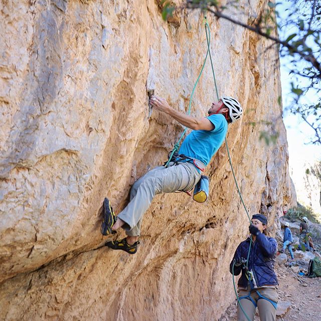 ggrayum's tweet photo. Last week we dusted off this rarely climbed route. At first it seemed like a sandbag, but after a couple sessions finding and chalking holds, unlocking the intricate sequences, and softening a few razor blades it came together, though the start is much… https://t.co/B7VWmapcUF https://t.co/tsCIj7VKal