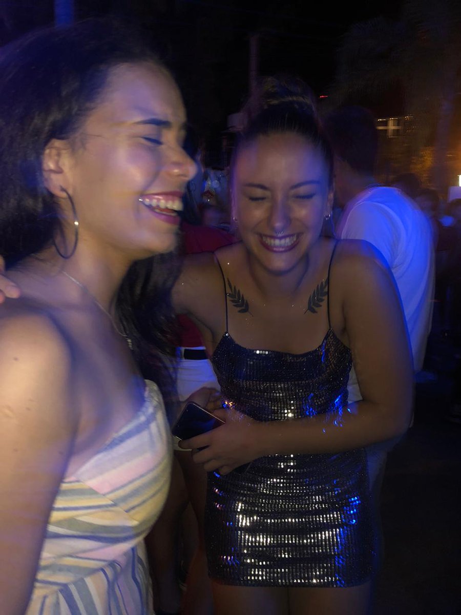 SashaWooldridg9's tweet photo. Ojalá todxs tengan una @bri_ledo en su vida ❤
Te quiero un montón ❤💃 https://t.co/BHqvHjE2vr