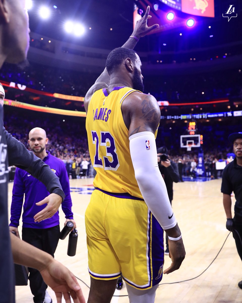 Lakers's tweet photo. Respect for greatness. Thank you, Philly. 👏👏👏 https://t.co/0znloD6Uc7