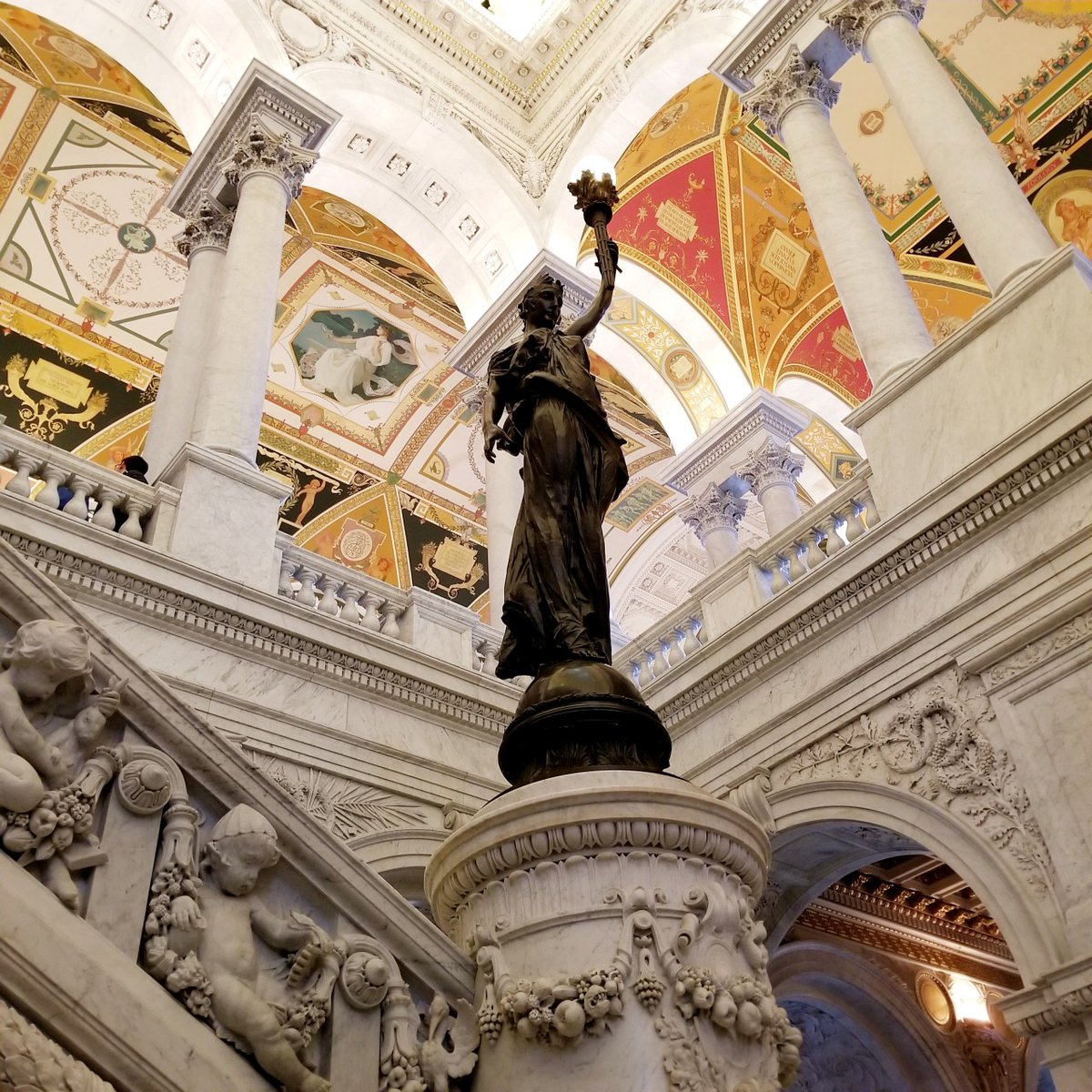 LaraWatlington's tweet photo. Washington D.C. is one of my favorite cities to visit and work. I've filmed many stories inside and outside magnificent buildings, such as the U.S. Capitol and the White House, but during my last trip I've discovered the @librarycongress. What a gem! #producer #businesstravel https://t.co/Cv3c8R54nD