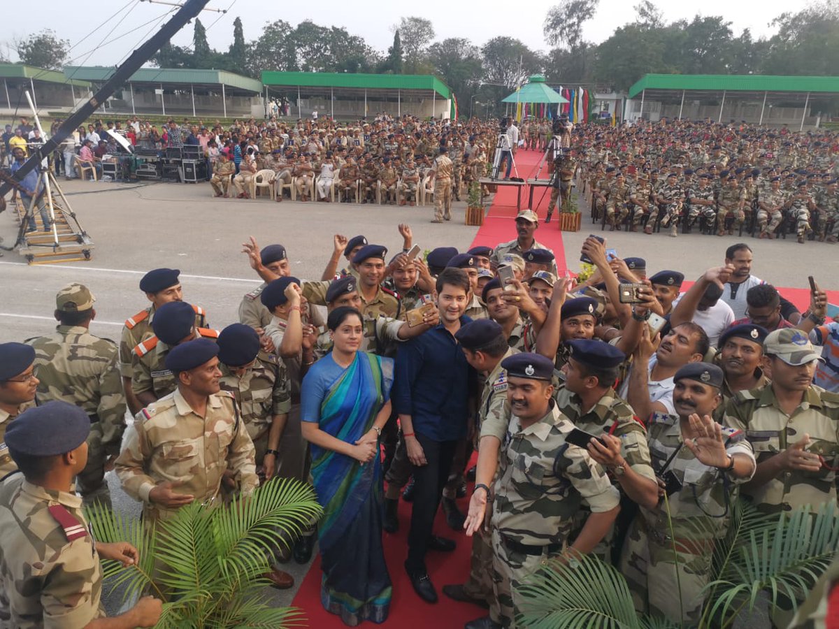 urstrulyMahesh's tweet photo. It was such an honour meeting all the brave soldiers. This was undoubtedly one of my most memorable days! Huge salute to the nation's heroes who continue to protect us everyday🙏🏼
#SarileruMeekevvaru🙏🏻🙌
#HappyRepublicDay! 🇮🇳 https://t.co/YIqDafYuUg