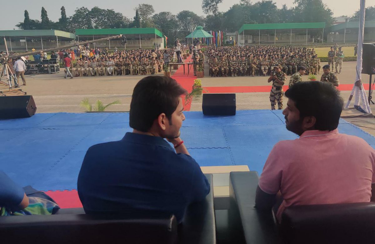 urstrulyMahesh's tweet photo. It was such an honour meeting all the brave soldiers. This was undoubtedly one of my most memorable days! Huge salute to the nation's heroes who continue to protect us everyday🙏🏼
#SarileruMeekevvaru🙏🏻🙌
#HappyRepublicDay! 🇮🇳 https://t.co/YIqDafYuUg