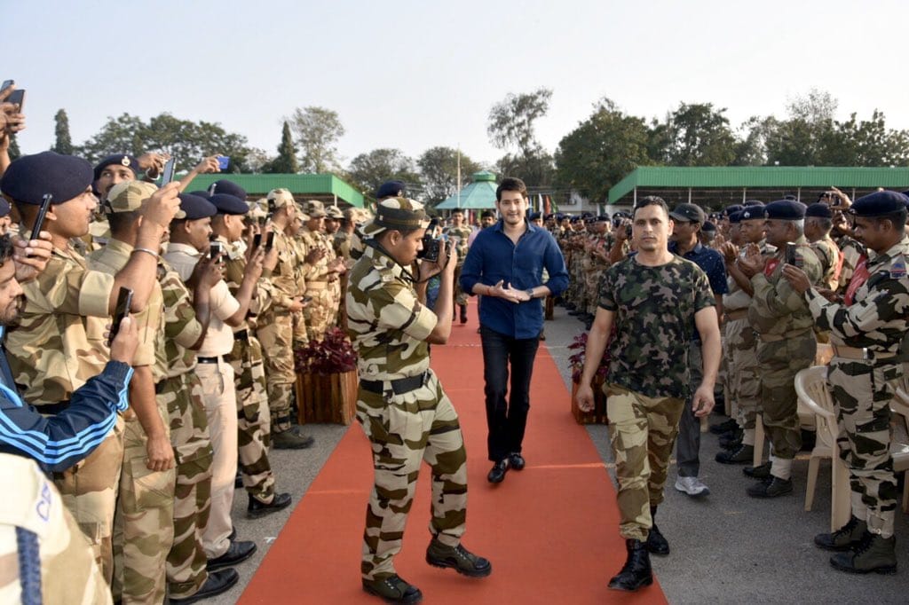 urstrulyMahesh's tweet photo. It was such an honour meeting all the brave soldiers. This was undoubtedly one of my most memorable days! Huge salute to the nation's heroes who continue to protect us everyday🙏🏼
#SarileruMeekevvaru🙏🏻🙌
#HappyRepublicDay! 🇮🇳 https://t.co/YIqDafYuUg