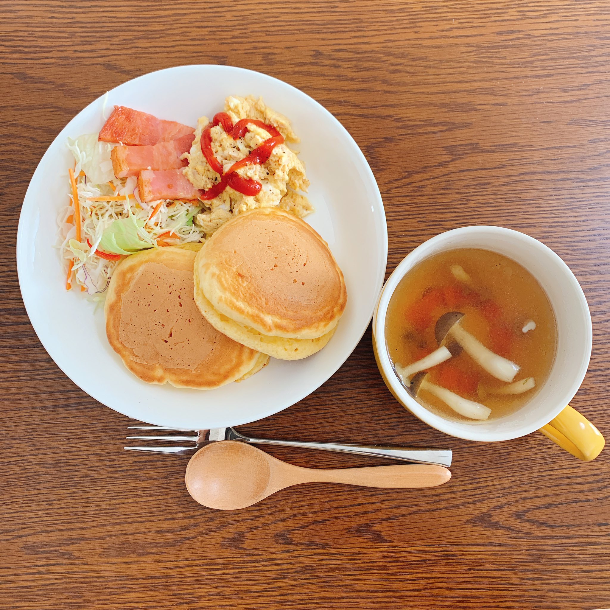 あさぎ あさぎめし 本日のお昼ごはん パンケーキ 森永 ふわふわパンケーキミックス ツナのスクランブルエッグ ベーコン カットサラダ コンソメスープ しめじ にんじん ぽってりした生地ですごい厚み出た これすごい