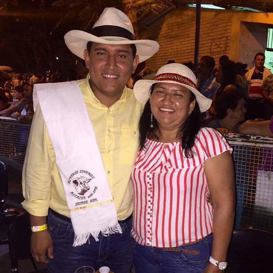 INGSERGIOROJAS's tweet photo. Mi madre encuentra la felicidad cuando yo la encuentro. Cuando yo vivo algo hermoso, lo vive a través de mi experiencia. Mi madre reza por mí, incluso cuando yo solo rezo por mi mismo. Mi madre me daría el mundo entero si fuese capaz. Gracias Mamá te Amooo 😍😍. https://t.co/d14U6z3bbR