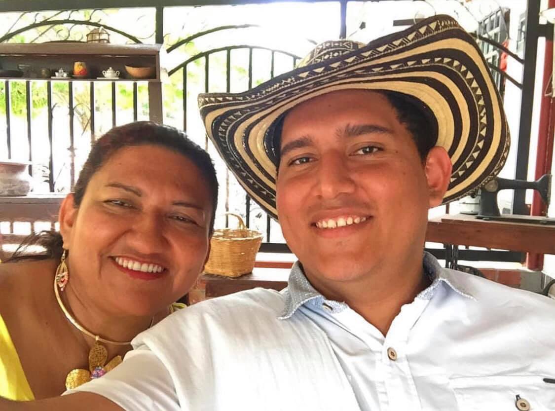 INGSERGIOROJAS's tweet photo. Mi madre encuentra la felicidad cuando yo la encuentro. Cuando yo vivo algo hermoso, lo vive a través de mi experiencia. Mi madre reza por mí, incluso cuando yo solo rezo por mi mismo. Mi madre me daría el mundo entero si fuese capaz. Gracias Mamá te Amooo 😍😍. https://t.co/d14U6z3bbR