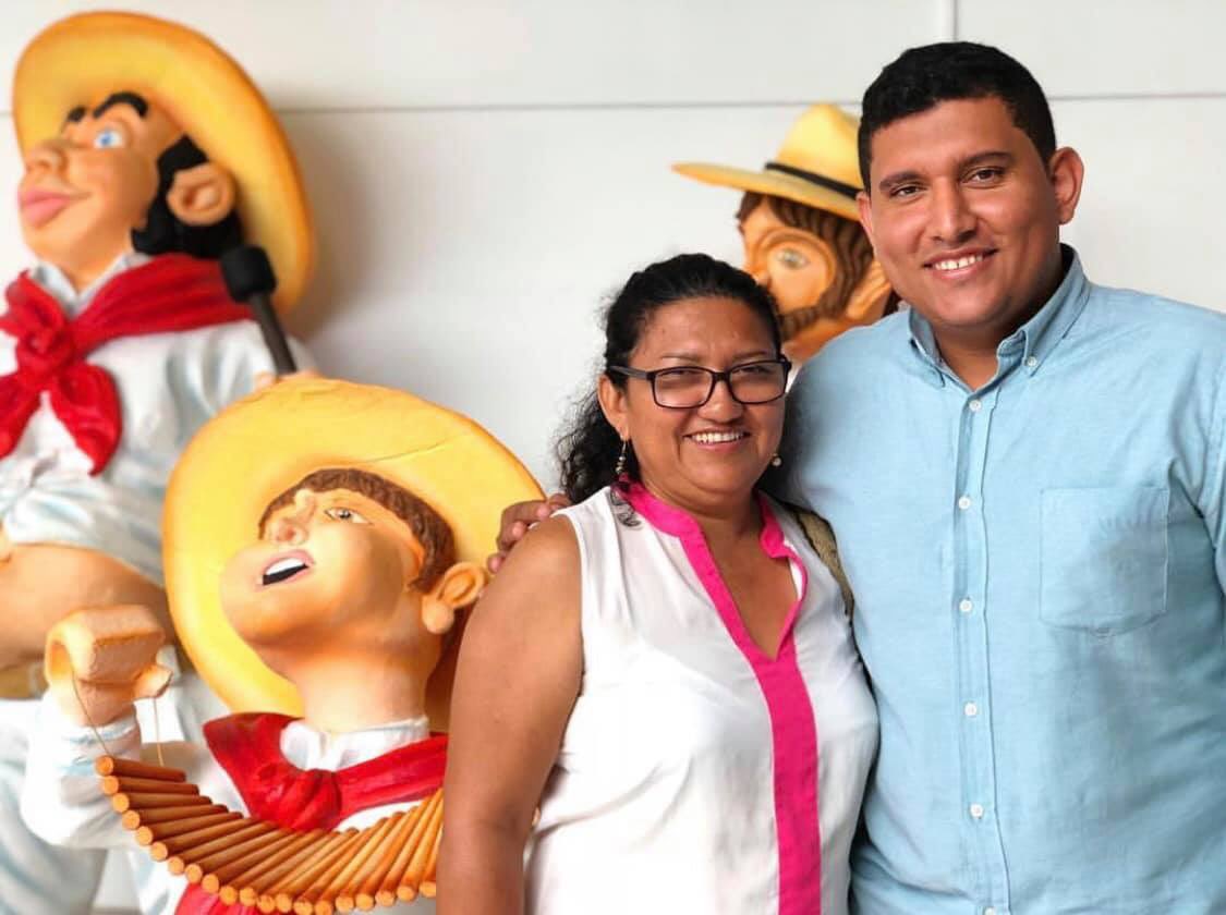 INGSERGIOROJAS's tweet photo. Mi madre encuentra la felicidad cuando yo la encuentro. Cuando yo vivo algo hermoso, lo vive a través de mi experiencia. Mi madre reza por mí, incluso cuando yo solo rezo por mi mismo. Mi madre me daría el mundo entero si fuese capaz. Gracias Mamá te Amooo 😍😍. https://t.co/d14U6z3bbR