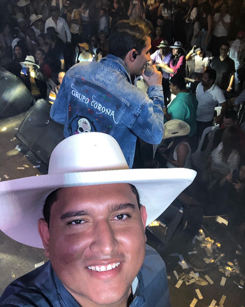 INGSERGIOROJAS's tweet photo. Con el Gran @PipeBueno en las ferias y fiestas de el Socorro - Santander.

#SEROPublicidadMarketing https://t.co/JBdWWDO7ep