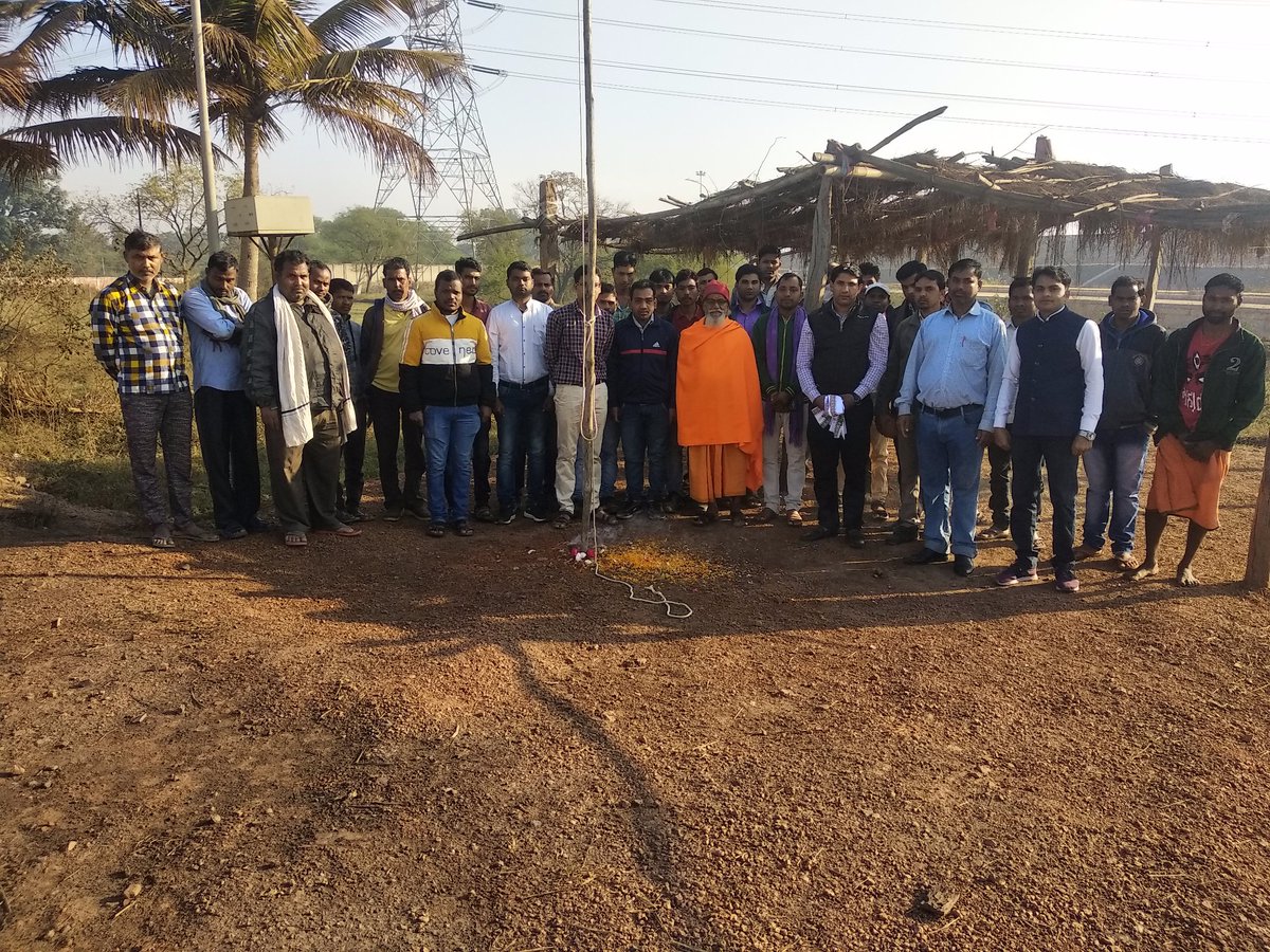 larasangharsh's tweet image. फिर लहराया तिरंगा हड़ताल चौक पर आज #गणतंत्रदिवस के अवसर पर सेना में जवान रहे फौजी श्री संजय पंडा जी के द्वारा आंदोलनकारियों ने तिरंगा झंडा फहराया। सभी ने तिरंगे को सलामी दी और संघर्ष को याद करते हुए अपने लक्ष्य के लिए आवाज बुलंद की।#HappayRepublicDay2020🇮🇳