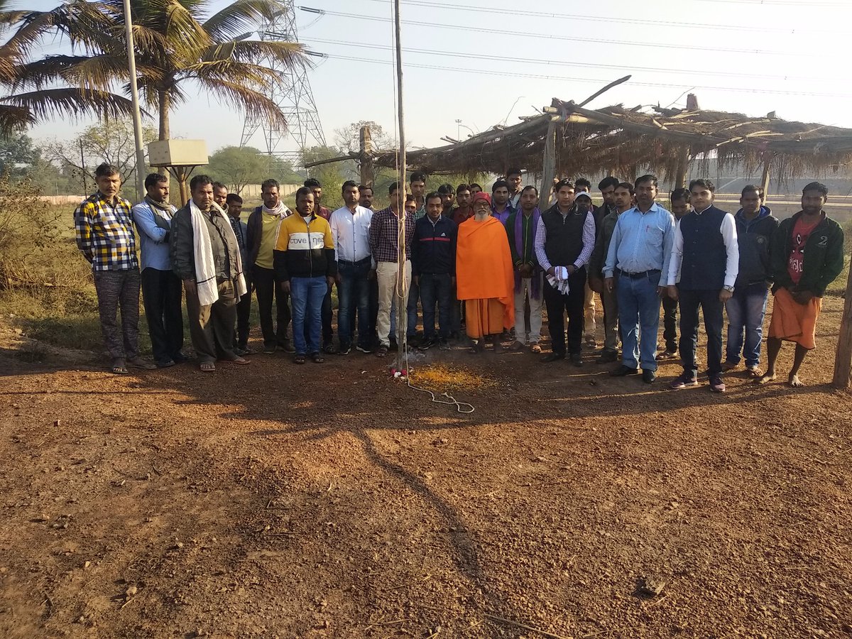 larasangharsh's tweet image. फिर लहराया तिरंगा हड़ताल चौक पर आज #गणतंत्रदिवस के अवसर पर सेना में जवान रहे फौजी श्री संजय पंडा जी के द्वारा आंदोलनकारियों ने तिरंगा झंडा फहराया। सभी ने तिरंगे को सलामी दी और संघर्ष को याद करते हुए अपने लक्ष्य के लिए आवाज बुलंद की।#HappayRepublicDay2020🇮🇳