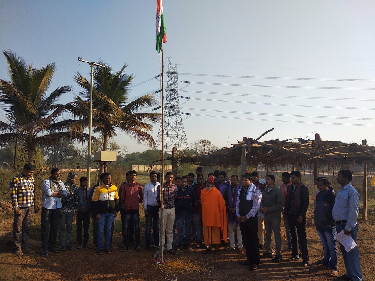 larasangharsh's tweet image. फिर लहराया तिरंगा हड़ताल चौक पर आज #गणतंत्रदिवस के अवसर पर सेना में जवान रहे फौजी श्री संजय पंडा जी के द्वारा आंदोलनकारियों ने तिरंगा झंडा फहराया। सभी ने तिरंगे को सलामी दी और संघर्ष को याद करते हुए अपने लक्ष्य के लिए आवाज बुलंद की।#HappayRepublicDay2020🇮🇳