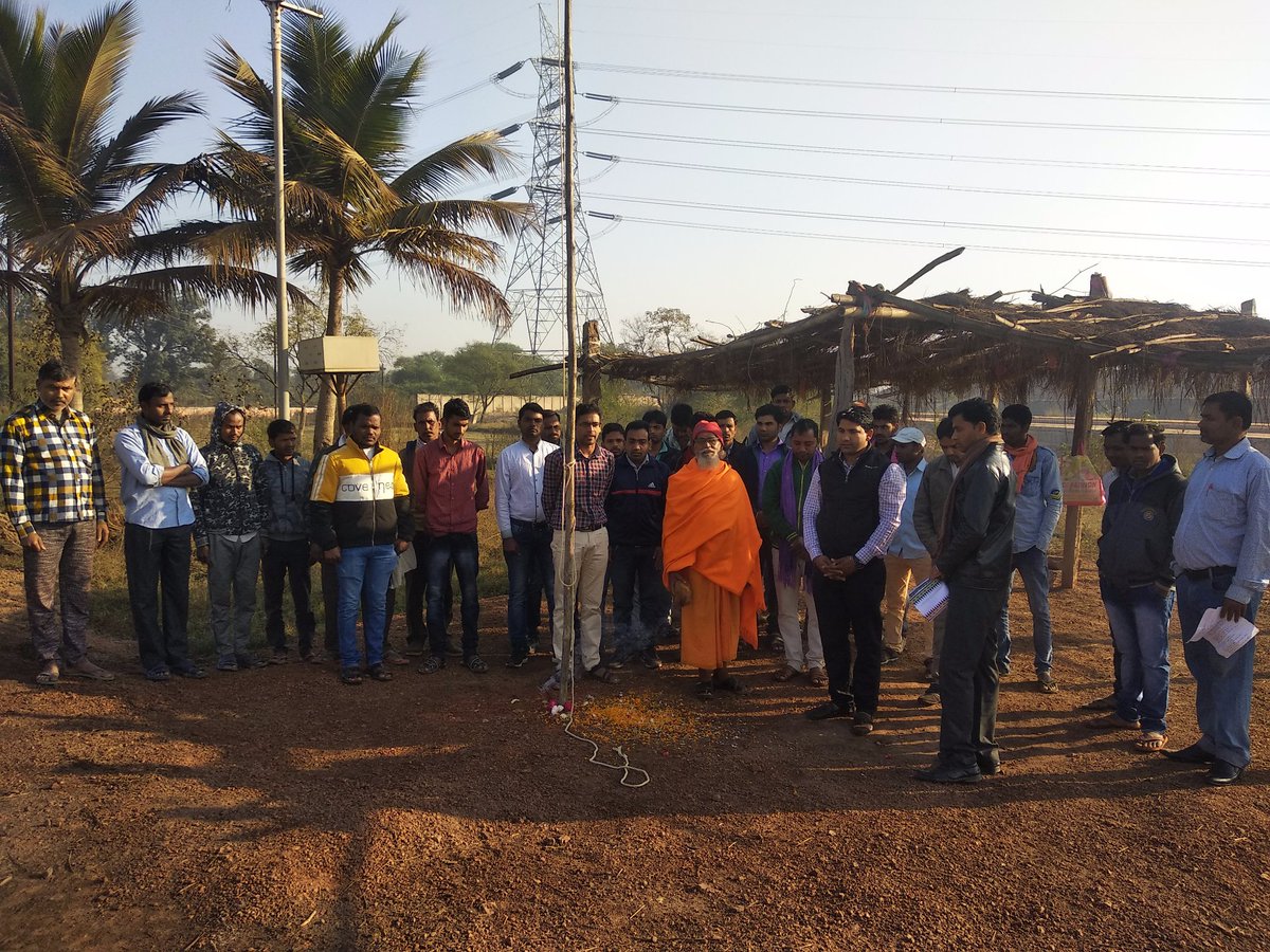 larasangharsh's tweet image. फिर लहराया तिरंगा हड़ताल चौक पर आज #गणतंत्रदिवस के अवसर पर सेना में जवान रहे फौजी श्री संजय पंडा जी के द्वारा आंदोलनकारियों ने तिरंगा झंडा फहराया। सभी ने तिरंगे को सलामी दी और संघर्ष को याद करते हुए अपने लक्ष्य के लिए आवाज बुलंद की।#HappayRepublicDay2020🇮🇳