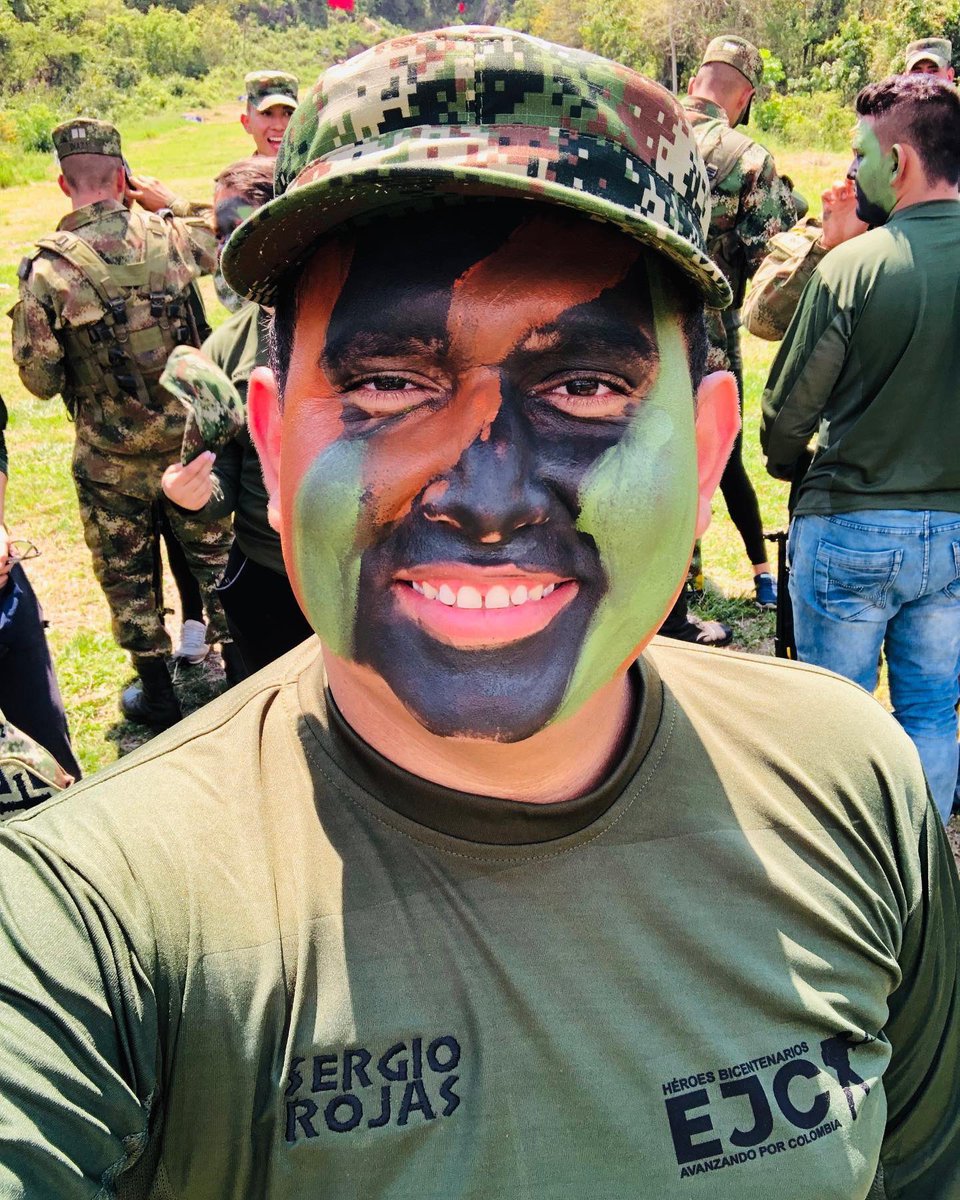 INGSERGIOROJAS's tweet photo. #SoldadoPorUnDia | Un día que nunca voy a olvidar. GRACIAS al @ejercitonacionalcolombia por darnos esta oportunidad de vivir lo que vive una persona que se enlista. Por abrirnos sus puertas con tanto cariño y por exigirnos como lo hicieron. https://t.co/fLMzfMsXp2