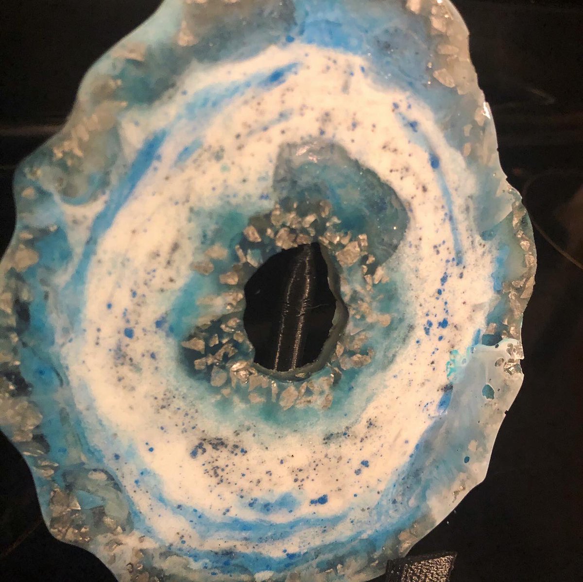 yacaughtme's tweet photo. “Alien Ocean” 🌊 https://t.co/nZ0A6vFP2Q front and back. Like 2 pieces in one. $13.99, stand included. #geodeart #alcoholinks #resinart #2for1 #giftideas #coffeetableart #ocean #beachy #beachscene #alien #eye #art #collector #geodeslice #geodeart #uniqueart https://t.co/K51RiYJXoE