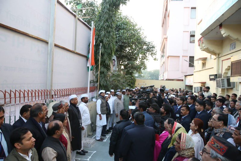 SachinPilot's tweet photo. ��ज 71वें गणतंत्र दिवस के अवसर पर पीसीसी मुख्यालय पर झंडारोहण किया एवं पीसीसी पदाधिकारियों, नागरिकों और कार्यकर्ताओं को गणतंत्र दिवस की शुभकामनाएं दी। आज का दिन हमारे लिए बहुत खास है, क्योंकि आज के दिन ही हमारे संविधान को अस्तित्व मिला और हमारा देश एक गौरवशाली गणतंत्र राष्ट्र बना। https://t.co/4GnXAn0RoN