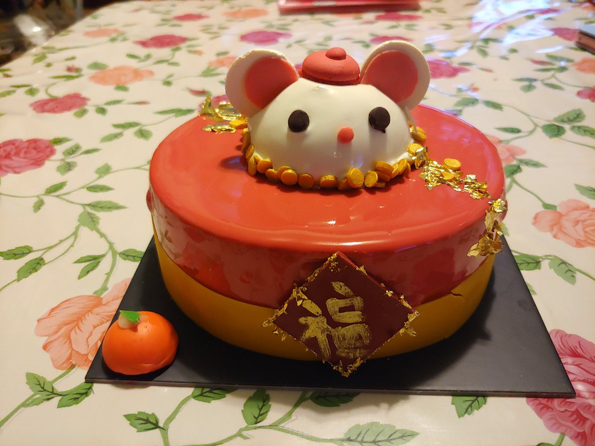 DWSnoopy's tweet photo. Dessert time 🍰🍪😋
Lucky Mouse Cake, Lucky Mandarin Tart and New Year Macaron set
#LunarNewYear #LunarNewYear2020 #새해복많이받으세요 #desserts #mousecake #mandarintarts @bibbleandsip https://t.co/J0JXd2mhNZ