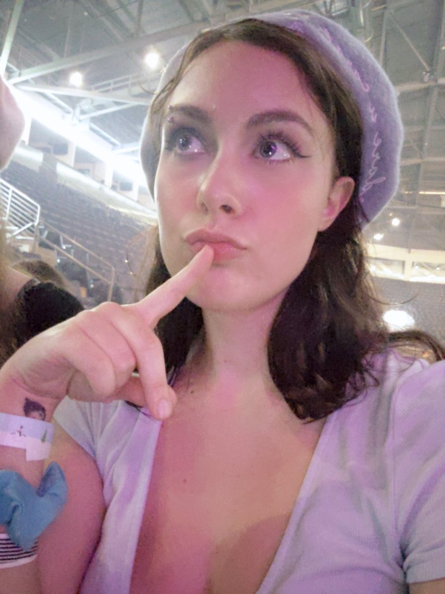 kittywons_moved's tweet photo. someone please help me find the girl standing to my right at left barricade at #otyinsea #odetoyouseattle #svtinsea #seventeeninsea #svtinseattle #oty #seventeen i think her name was Sunny??? 😢😢😢 this is me girl https://t.co/dKxJS3Xhhh