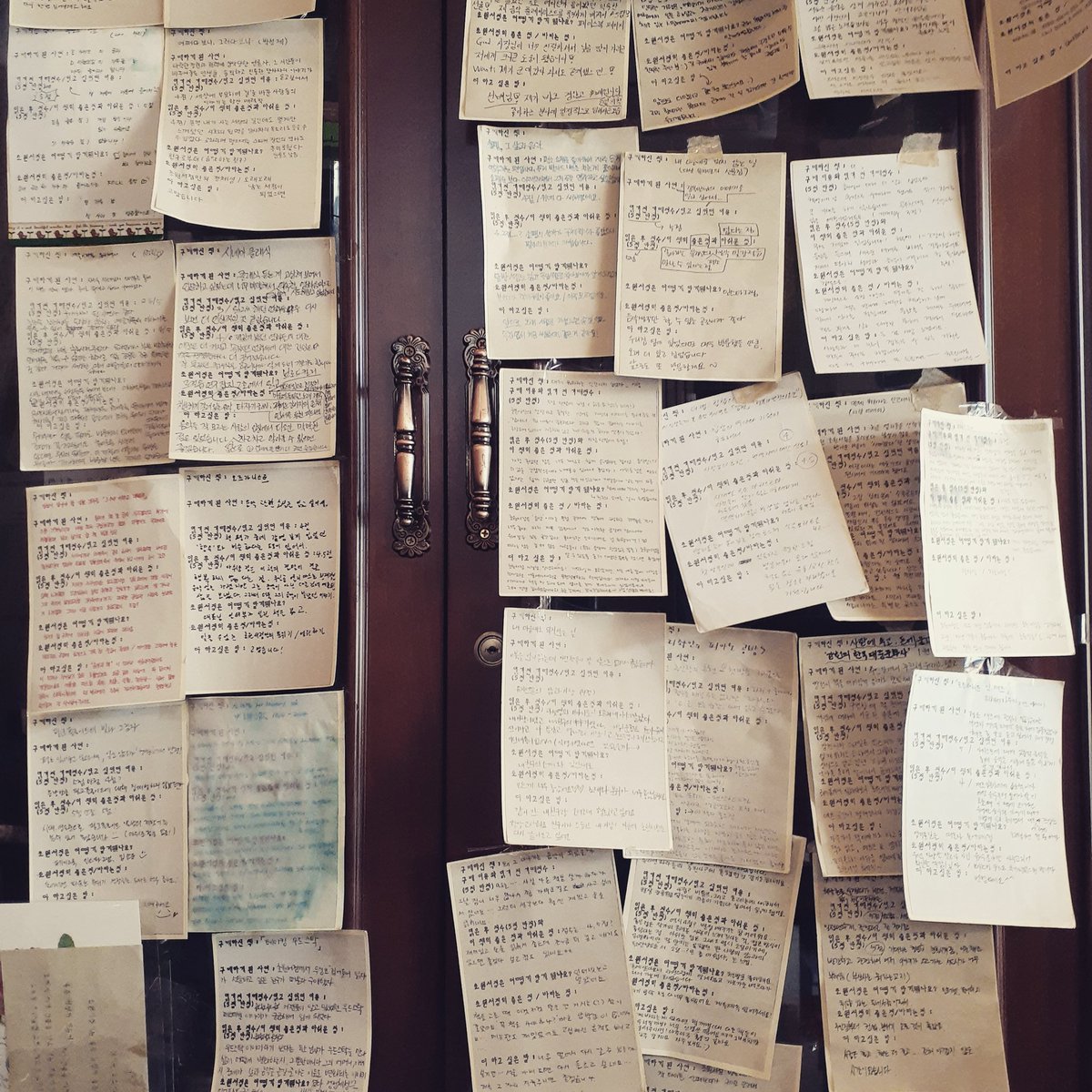 명절 끝자락.
한 해의 시작을 사색과 탐색으로 물들여도 좋겠지요.
귀에 감기는음악과
음악 속 이야기로 가득찬 책
사람들 사연
따뜻한 커피와 차
햇살이 있으니
여기는 어쩌면 살아있는 라디오가 아닐까.
오늘 1시-9시
내일 1시-8시
에 만나요.