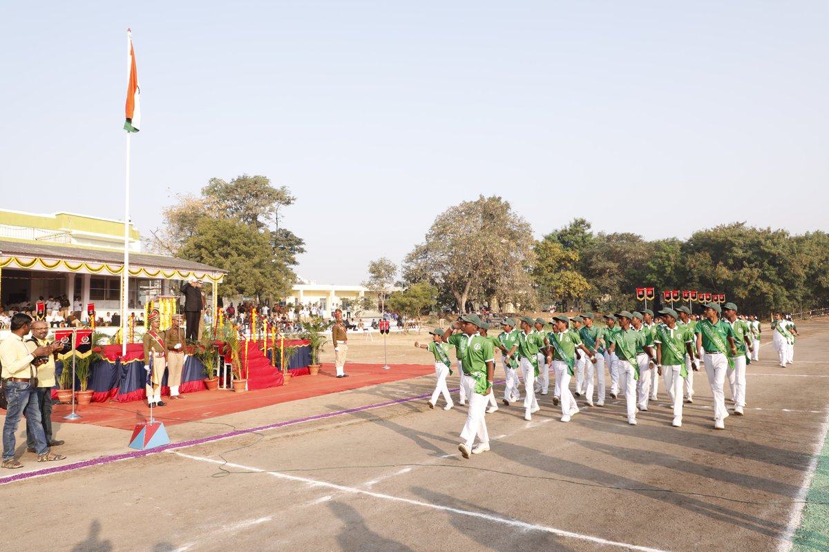 SCRailwayIndia's tweet photo. SCR Railway Protection Force (RPF) personnel, Civil Defence, #Scouts & #Guides NSS Volunteers #Contingents presented Guard of Honour to General Manager, SCR and March Past the eve of 71st Republic Day at Railway Sports Complex, Secunderabad. #RepublicDay #71stRepublicDay https://t.co/JzaMuYFi5Q
