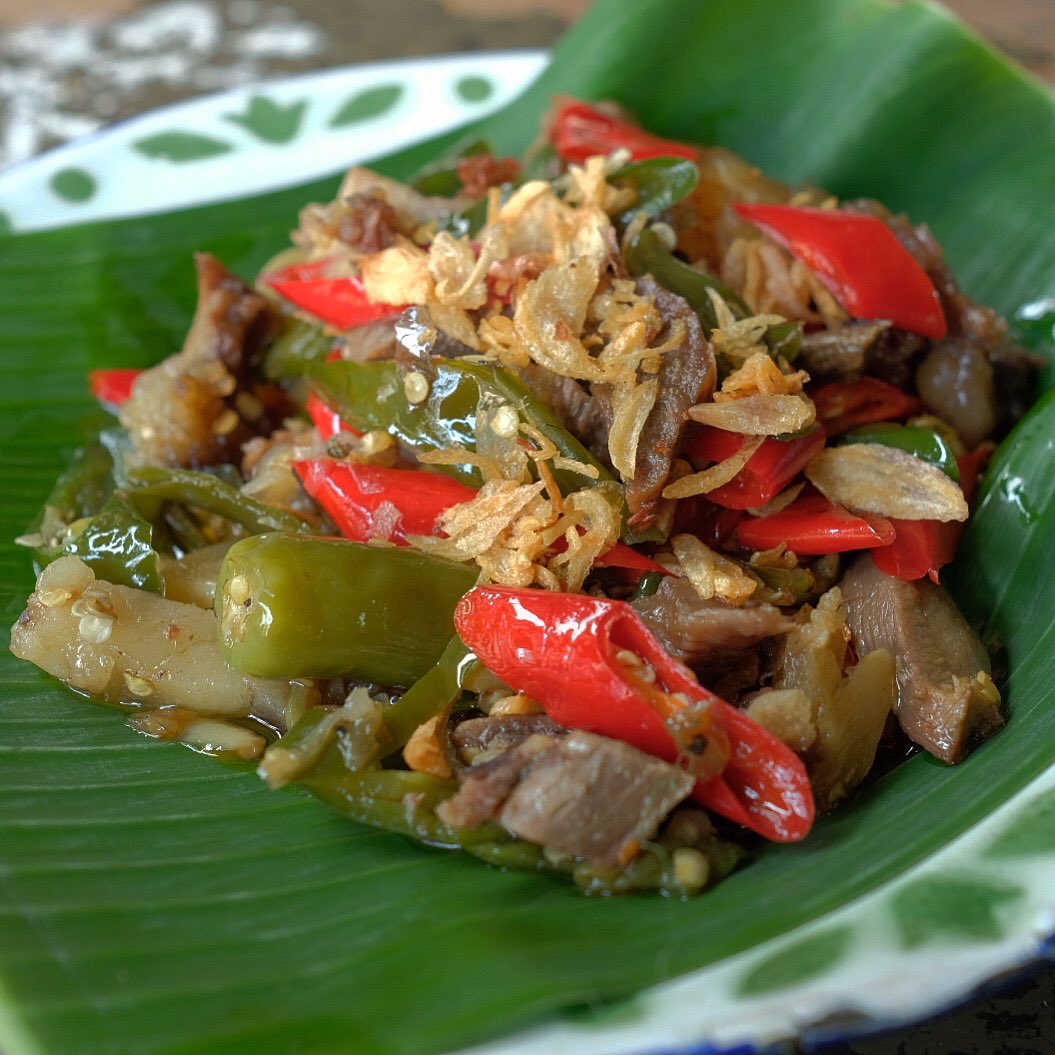 imahbabaturan's tweet photo. Oseng Lidah Sapi, menu mingguan yang selalu berdampingan dengan lidah cabe ijo (baca: belanja lidahnya sekalian).
Empuk, gurih, pedesnya pake cabe gendot...
Biasanya kita makan pakein telor ceplok :))))
#warungkopiimahbabaturan #osenglidahsapi #cobainlah #sinimakansiang https://t.co/7p5c2eYFpa
