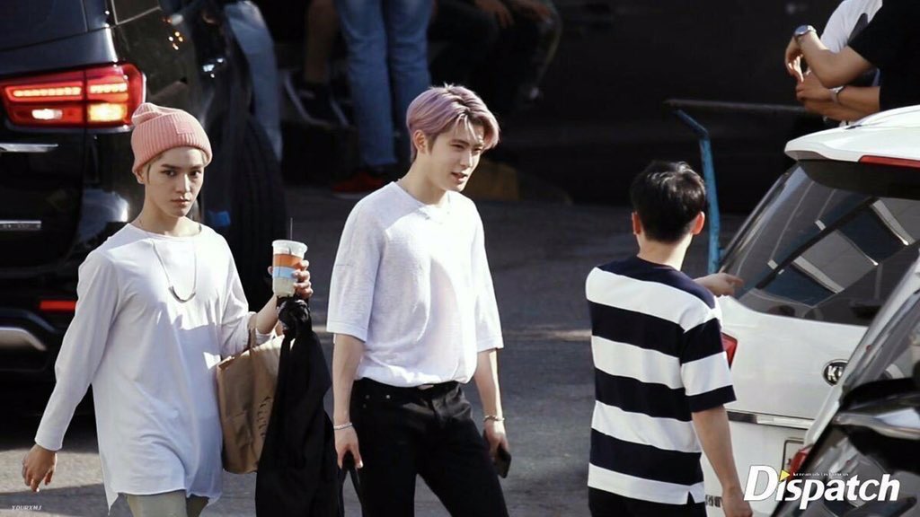 jjrrjh's tweet photo. @jafarxjh แล้วจะเดินตามทำไมล่ะแค่มาซื้อกล้วยทอดเนี่ย https://t.co/50lSuw9tIb