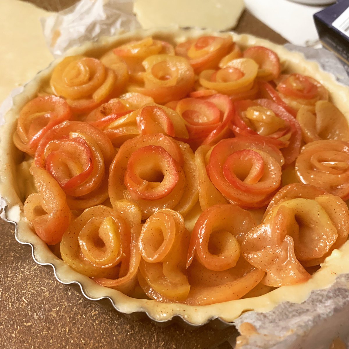 まるでバラの花束みたい 美しすぎるアップルパイが完成しました