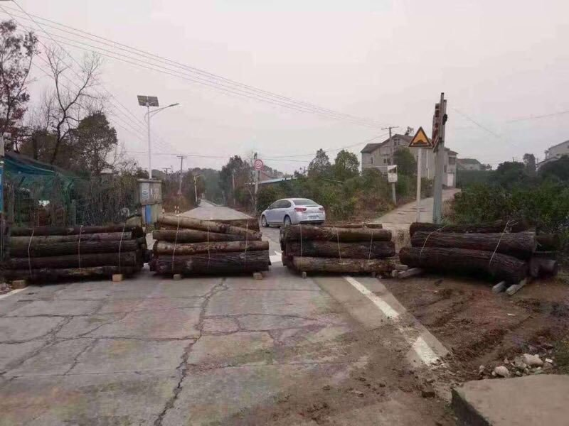 2. Roads in and out of  #Wuhan (even small side roads) being barricaded with piles of dirt/rocks to block all traffic in or out.