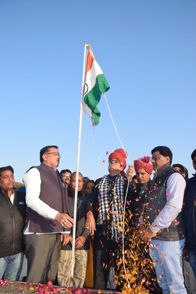 Rajendra4BJP's tweet photo. आज 71वें गणतंत्र दिवस के अवसर पर चूरू भाजपा कार्यालय में ध्वजारोहण किया। इस दौरान कार्यालय में उपस्थित पदाधिकारियों एवं कार्यकर्ताओं से व्यक्तिगत मुलाकात कर उन्हें गणतंत्र दिवस की शुभकामनाएं दीं।
@BJP4Churu
#RepublicDay #RepublicDayIndia https://t.co/mqZsAjjp1Q